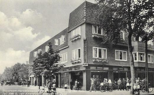 Bedrijven in Zeist0017, Van Amersfoort. 1936.jpg - Showroom-Herstelplaatsen – Luxe Verhuurinrichting van Automobielen. Tel: 3366. G. van Amersfoort, Slotlaan 39.  In 1897 is  G. van Amersfoort begonnen met zijn Rijwielenfabriek genaamd “De Arend” aan de Slotlaan 39. Opname 1936.